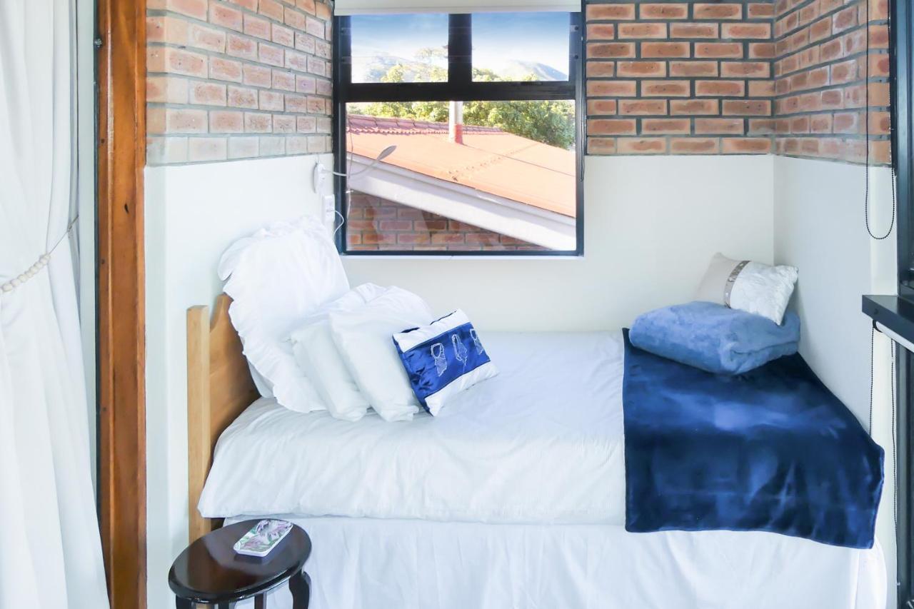 Отель Shalom Self Catering Клейнмонд Экстерьер фото